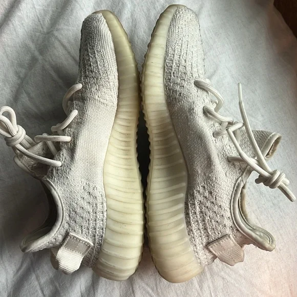 Yeezy Boost 350 V2 in Cream - Picture 2 of 4